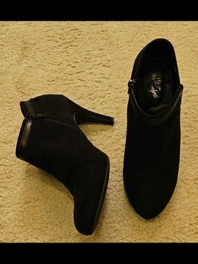Dex-flex Confort Black Suede Ankle Booties - Women